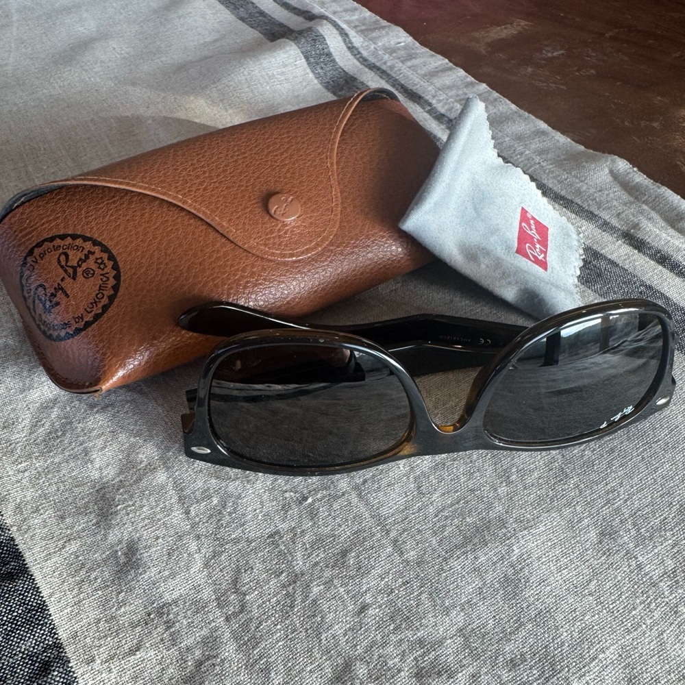 Ray-Ban New Wayfarer Classic Sunglasses in Polished Tortoise, CRACKED RIGHT LENS